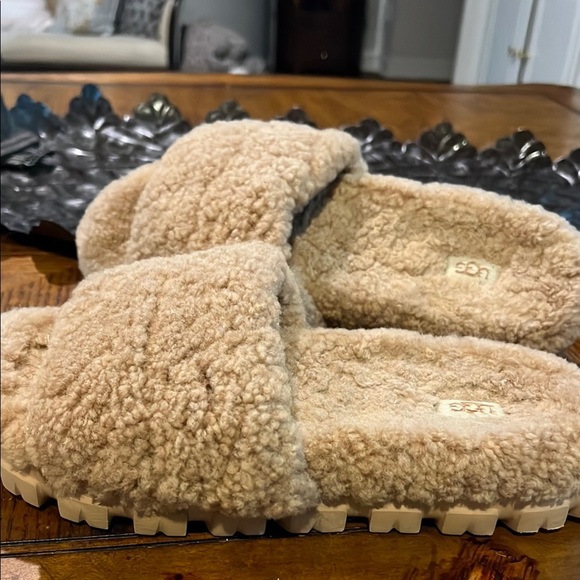 UGG Plush Tan Slides slippers size 10. SH140 - Picture 3 of 6